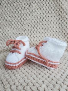 Chaussons baskets blanche et rose, laine layette