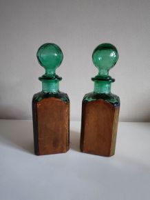 2 bouteilles en verre avec cuir