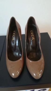 988* CECIL jolis escarpins taupe cuir verni (40)