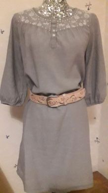 Magnifique longue tunique gris-clair, motifs blancs brodés