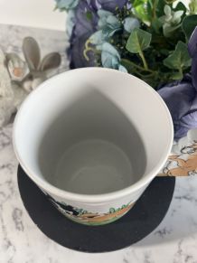 Tasse vintage en porcelaine avec lapin sur la anse.