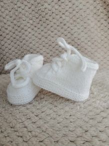Chaussons baskets Blanche laine layette fait main 0-3 mois