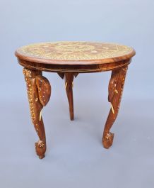 Une table basse anglo-indienne en bois dur et décorée de mar