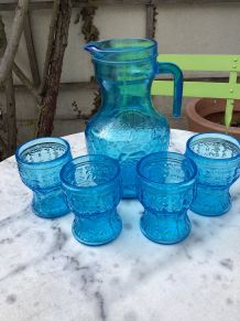 Carafe vintage en verre bleu