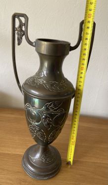 Vase antique avec gravures en laiton