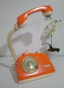 Téléphone vintage à cadran de 1977 recyclé en lampe à poser
