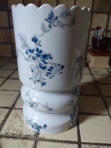 Vase en porcelaine de Limoges Fond blanc décor floral bleu