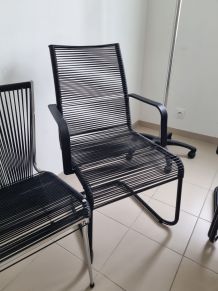 3 fauteuils et 1 chaise en fil plastique 