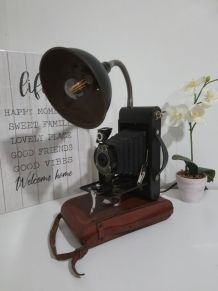 Appareil photo vintage recyclé en lampe à poser déco