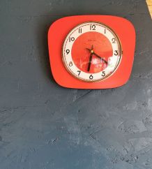 Horloge formica vintage pendule silencieuse Manufrance rouge