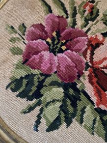 Cadre rond vintage au motif floral.