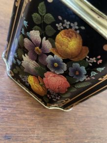 Boîte anglaise en métal avec  des fleurs.