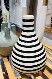 Vase rayé noir et blanc