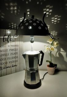 Cafetière italienne vintage recyclée en lampe à poser