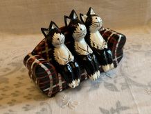 Figurines chats sur canapé en bois 