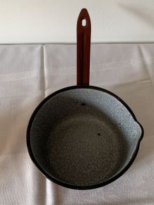 Casserole en tôle émaillée couleur bordeaux  diamètre: 19 cm