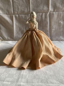 Buste femme en biscuit sur socle avec une robe 