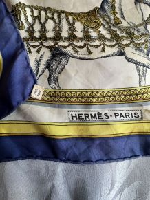 Carré HERMÈS Paris "Grand Apparat" 100% SOIE- Bord bleu