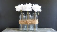 Vase 3 bouteilles et fleurs blanches