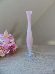 Vase Romantique Soliflore Rose en Opaline avec Pied Torsadé 