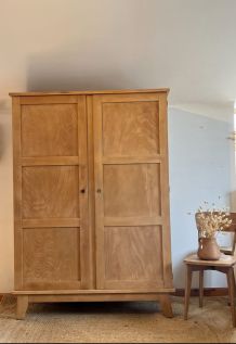 Armoire vintage en bois brut pieds compas 