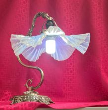 lampe bronze abat jour a dentelle verre opalescent suspendue