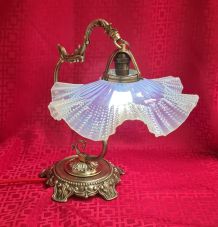 lampe bronze abat jour a dentelle verre opalescent suspendue