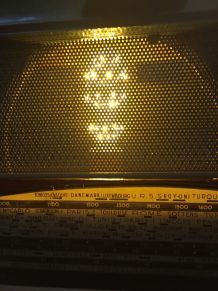 Lampe réalisée avec un ancien poste radio