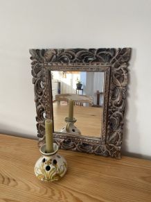 Miroir en bois sculpté au décor végétal.