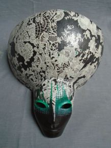 Masque décoratif terre cuite patinée et recouverte de papier
