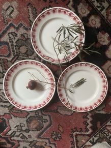 3 assiettes plates style bistrot.