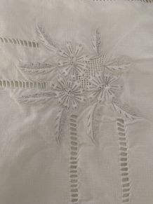 Taie d oreiller brodé en coton blanc.