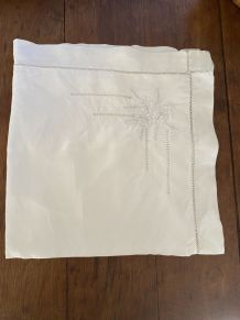 Taie d oreiller brodé en coton blanc.