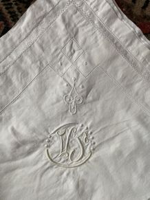 Belle taie d oreiller en coton blanc brodé.