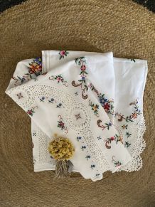 Nappe fleurie au point de croix et crochet.