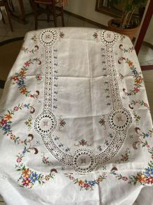 Nappe fleurie au point de croix et crochet.