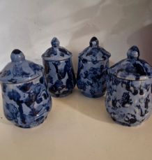 Petits pots en porcelaine bleu de Delft