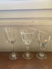 3 verres à pied dépareillés.