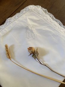 Taie d oreiller coton blanc dentelle et monogramme.