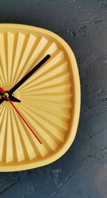 Horloge pendule murale vintage silencieuse Tupperware jaune