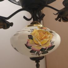 Ancien lustre fer forgé et porcelaine roses