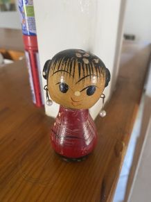 Poupée kokeshi ancienne .