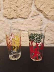 Deux verres décoratifs et colorés vintage