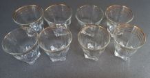 8 petits verres base carrée fins traits dorés