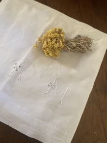 Grand drap blanc de trousseau monogramme À M.