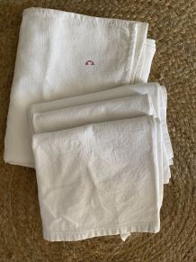 Lot de 4 torchons blancs anciens  et differents 