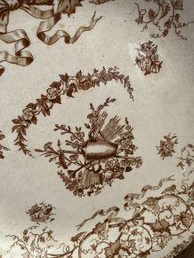 Plat rond terre de fer sépia ,estampillé Choisy .