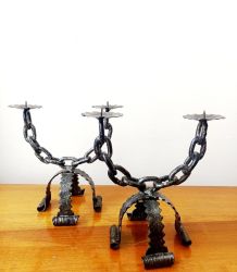 Paire de bougeoirs chaînes en fer forgé, Espagne 