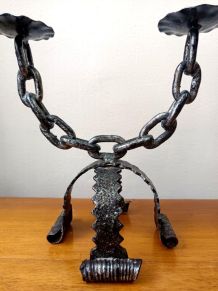 Paire de bougeoirs chaînes en fer forgé, Espagne 