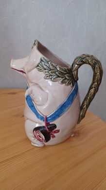 Pichet en faïence  barbotine " Le cochon  au jambon" H=23 cm